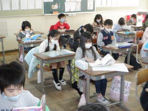 １年１組 テスト後の本読み 津島市立西小学校